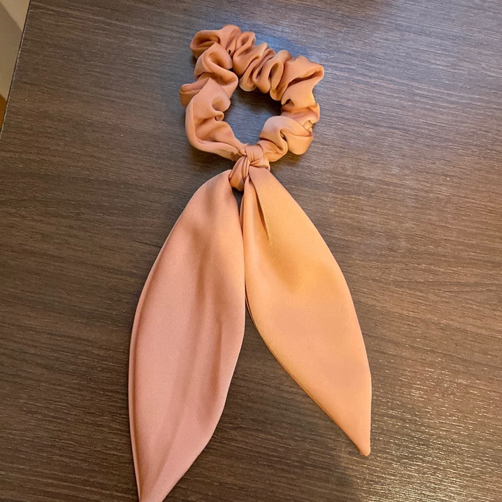 Bow scrunchie